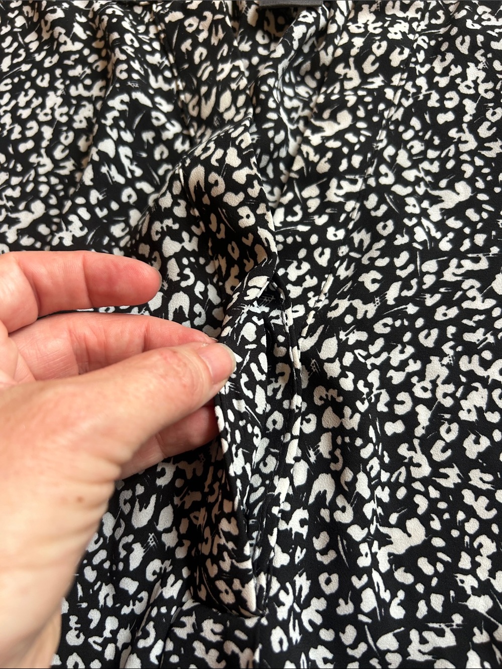 🌸3 FOR $20🌸 Chelsea & Theodore Black and White Split-Neck Printed Blouse - Picture 5 of 8